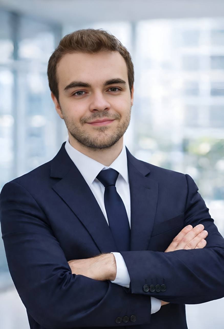 Retrato profesional de Javier Marín Pérez con traje oscuro ante un fondo de oficina claro.